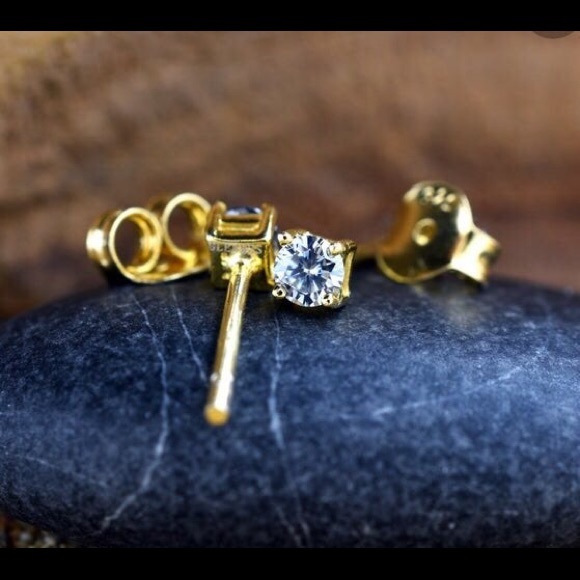 18k Yellow Gold Diamond Stud Earrings - Picture 4 of 7
